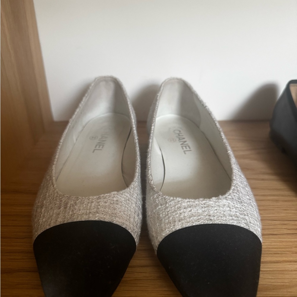 CHANEL Cream and Black Loafers - Picture 4 of 4